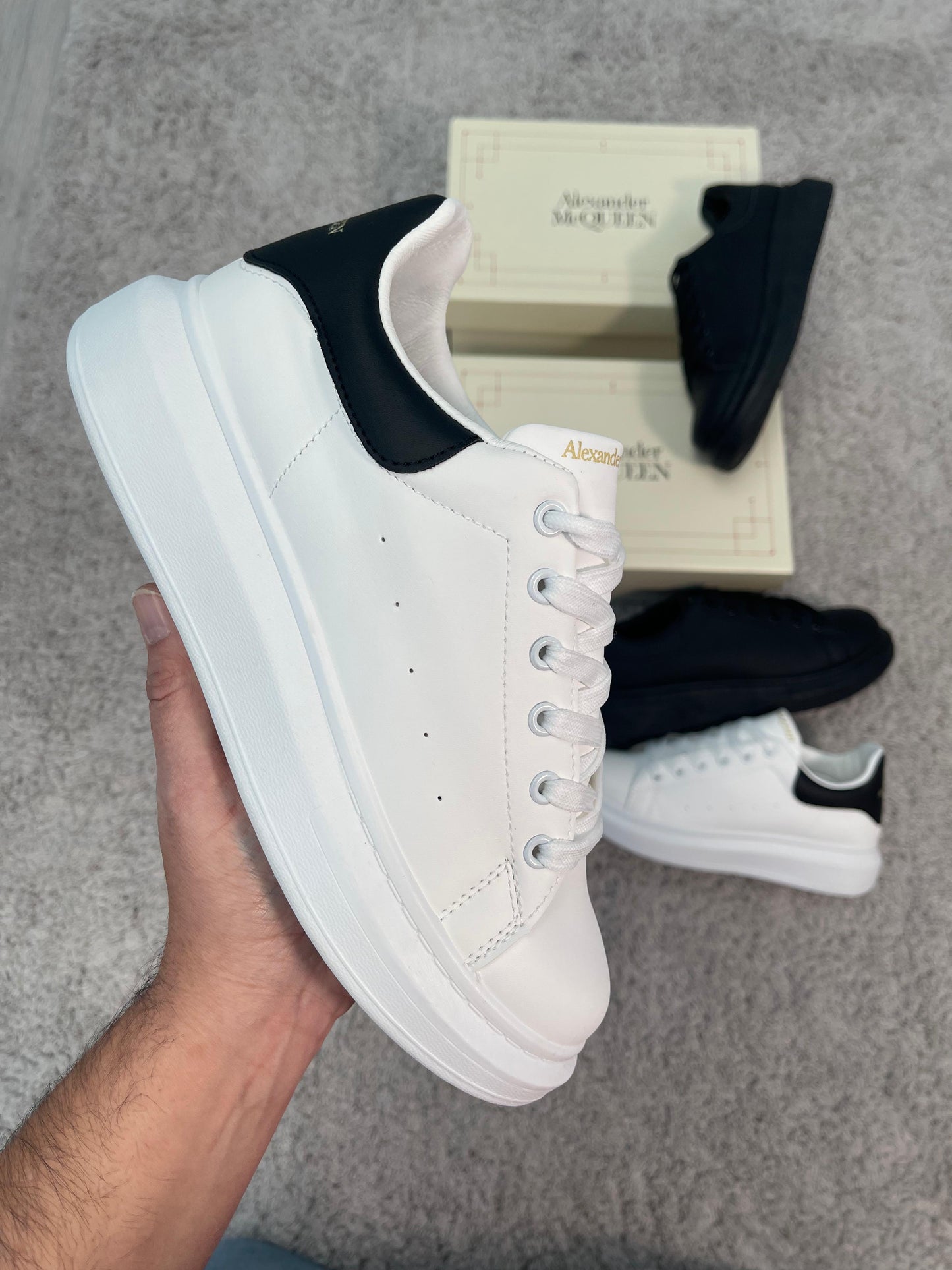Alexander Mcqueen blancas y negras logo dorado