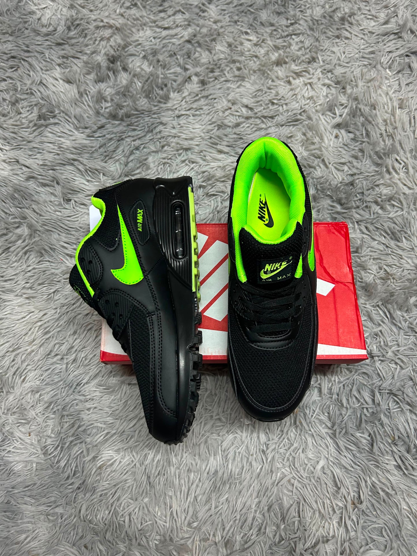 AIR MAX 90 negras logo verde