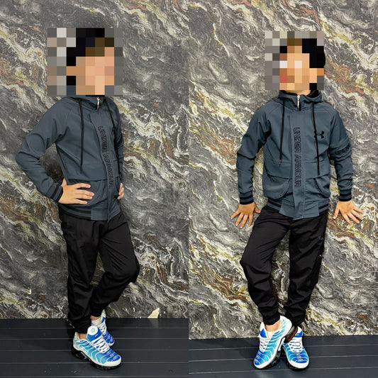 Chandal Under Armour gris oscuro logo negro niños