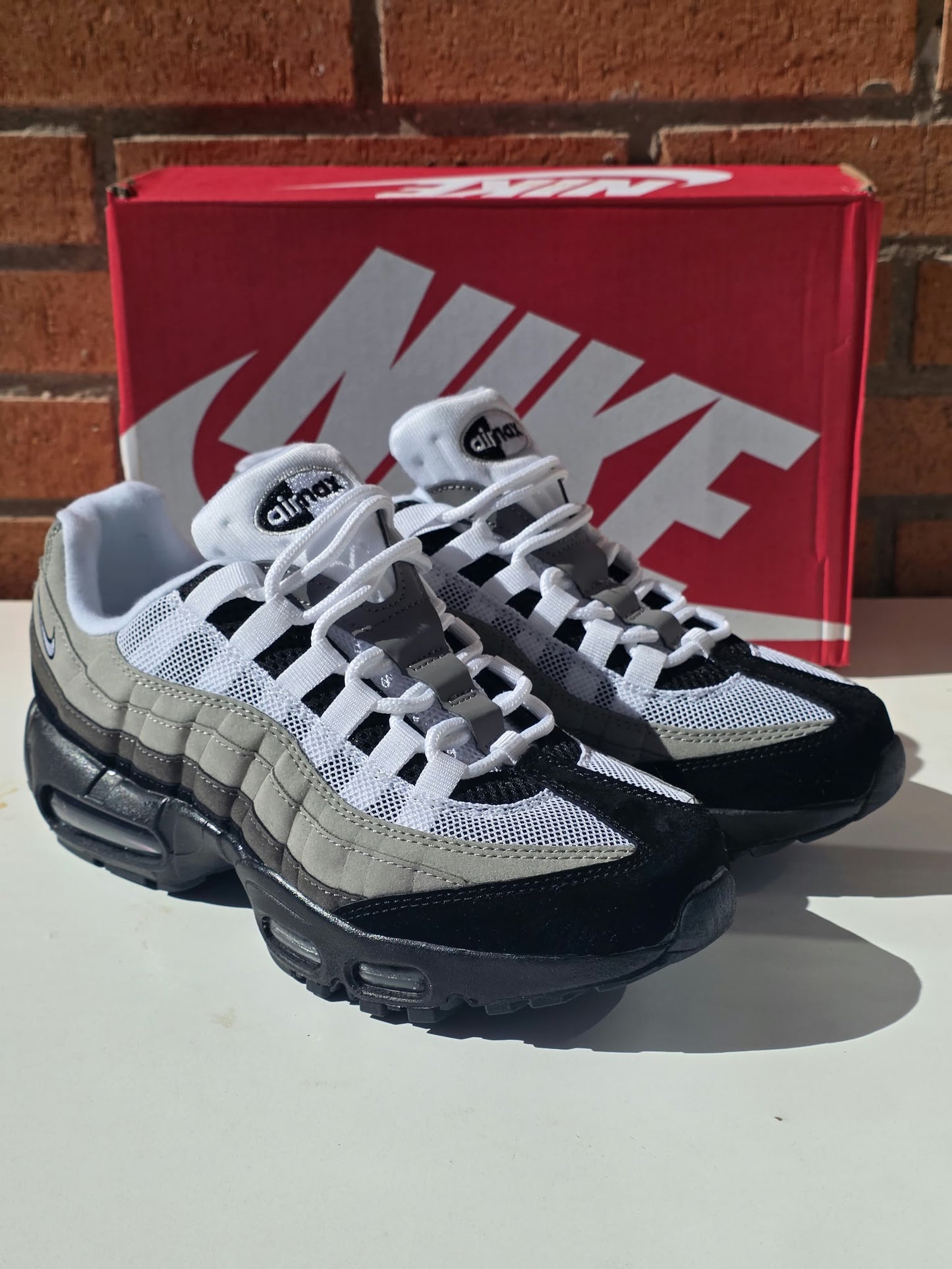 Nike Air Max 95 tricolor logo negro y blanco