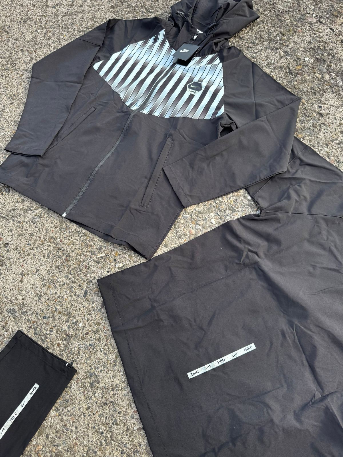 Chandal Nike negro detalles azules logo blanco y negro