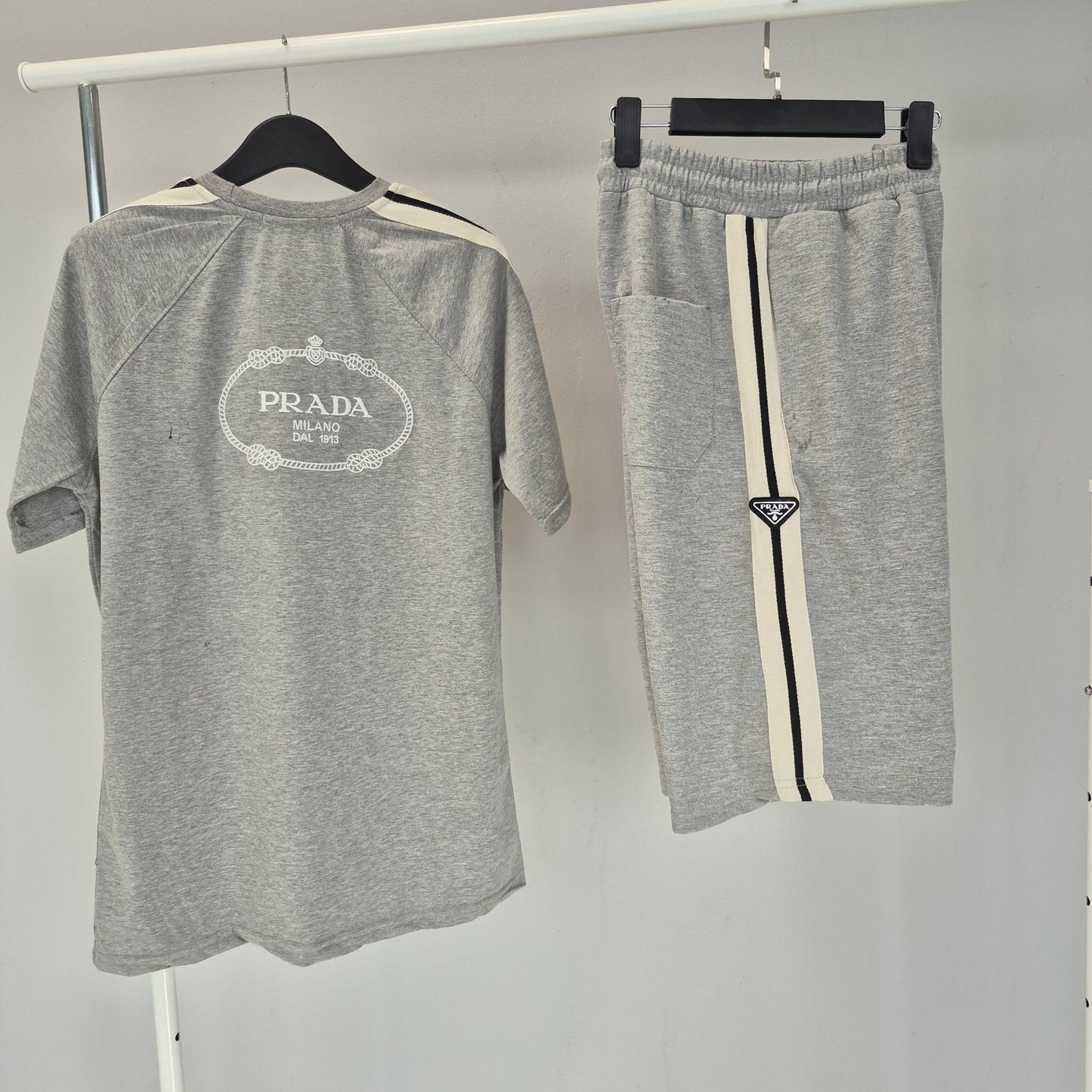 Conjunto prada gris logo blanco
