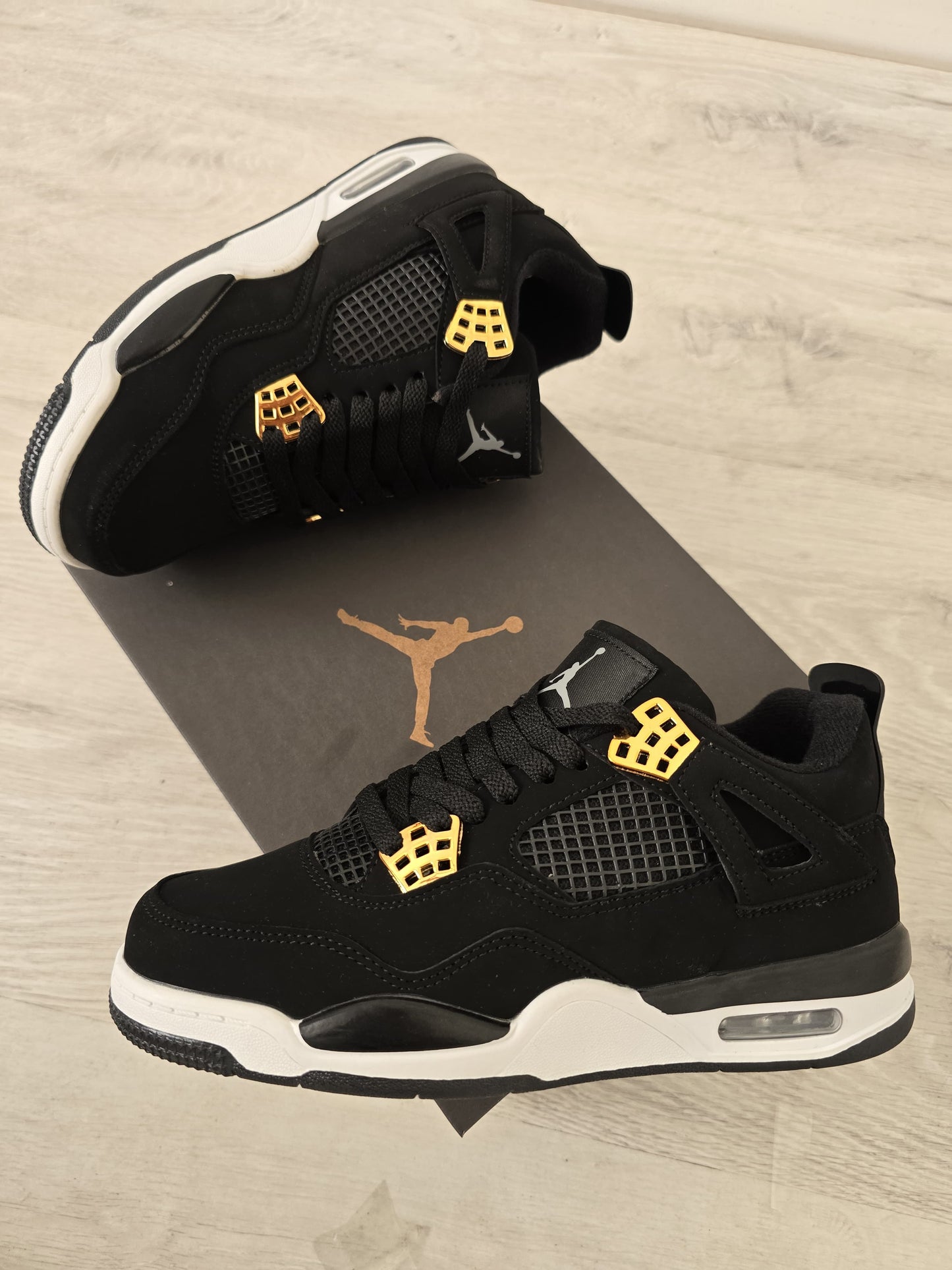 Jordan 4 negra oro