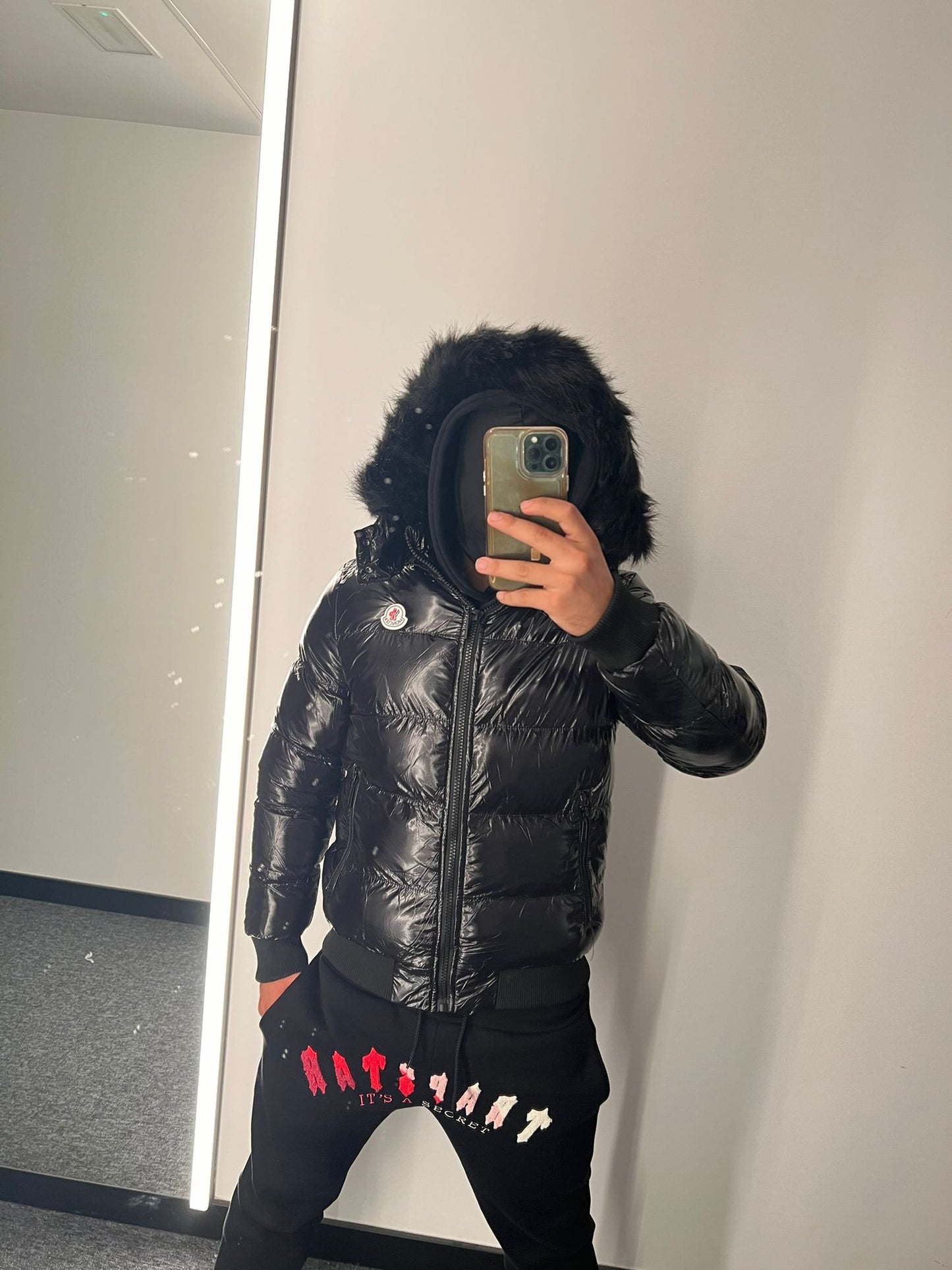Chaqueta Moncler negro logo blanco con gorro