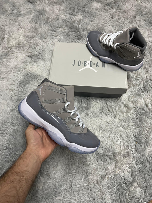 JORDAN 11 GRIS LOGO BLANCO