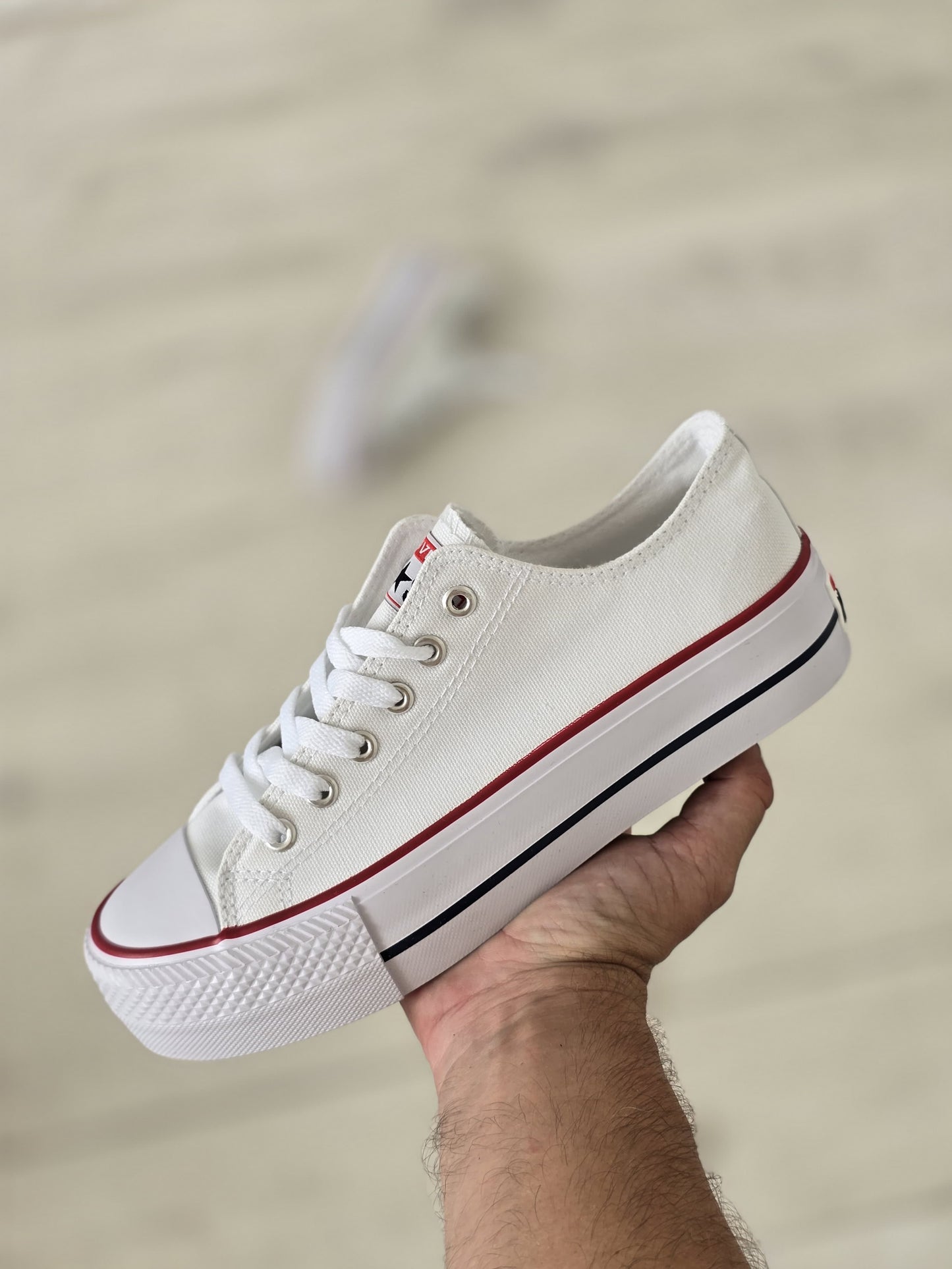 Convers plataforma blanca linea roja