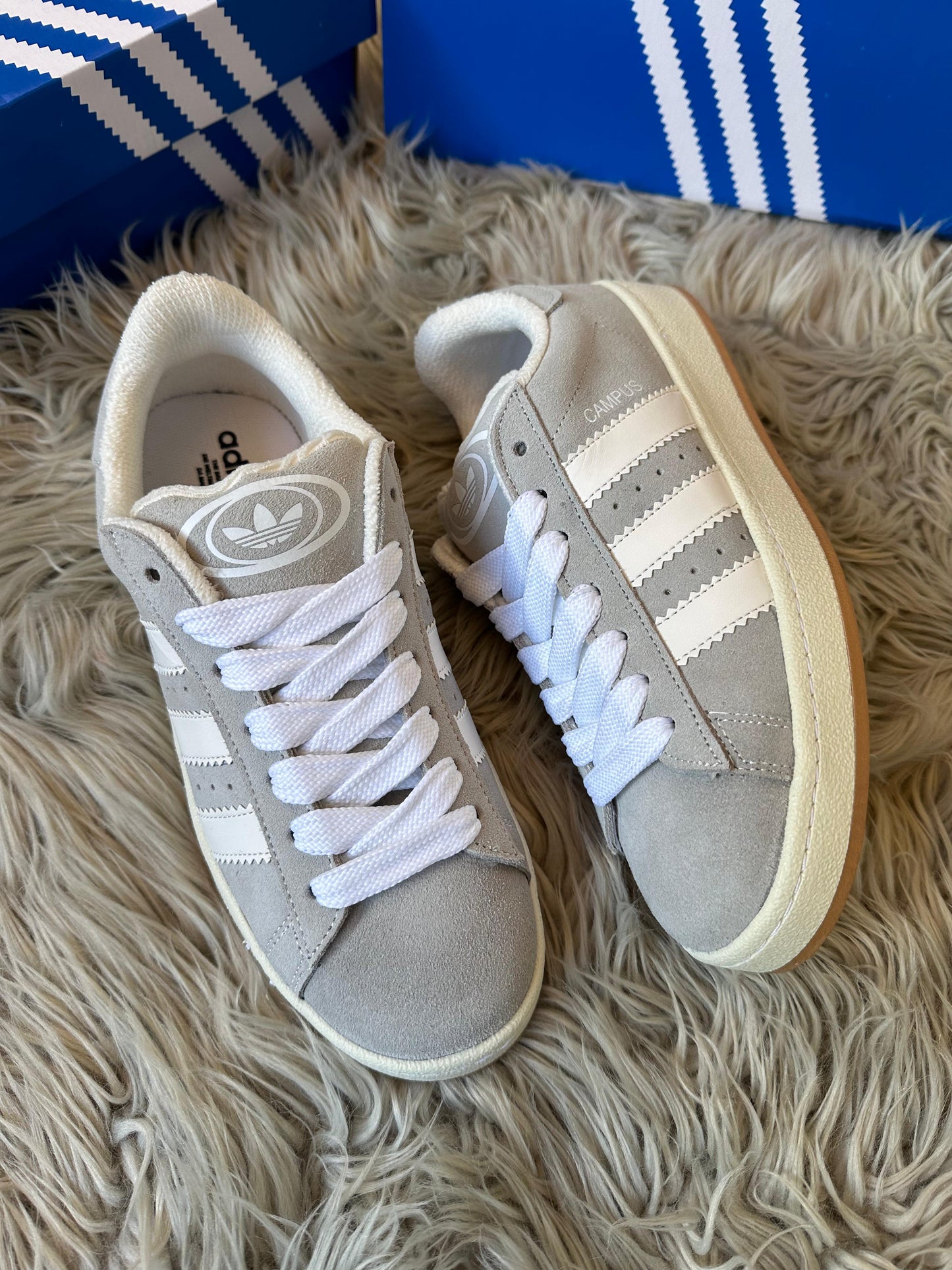 Adidas campus gris logo blanco