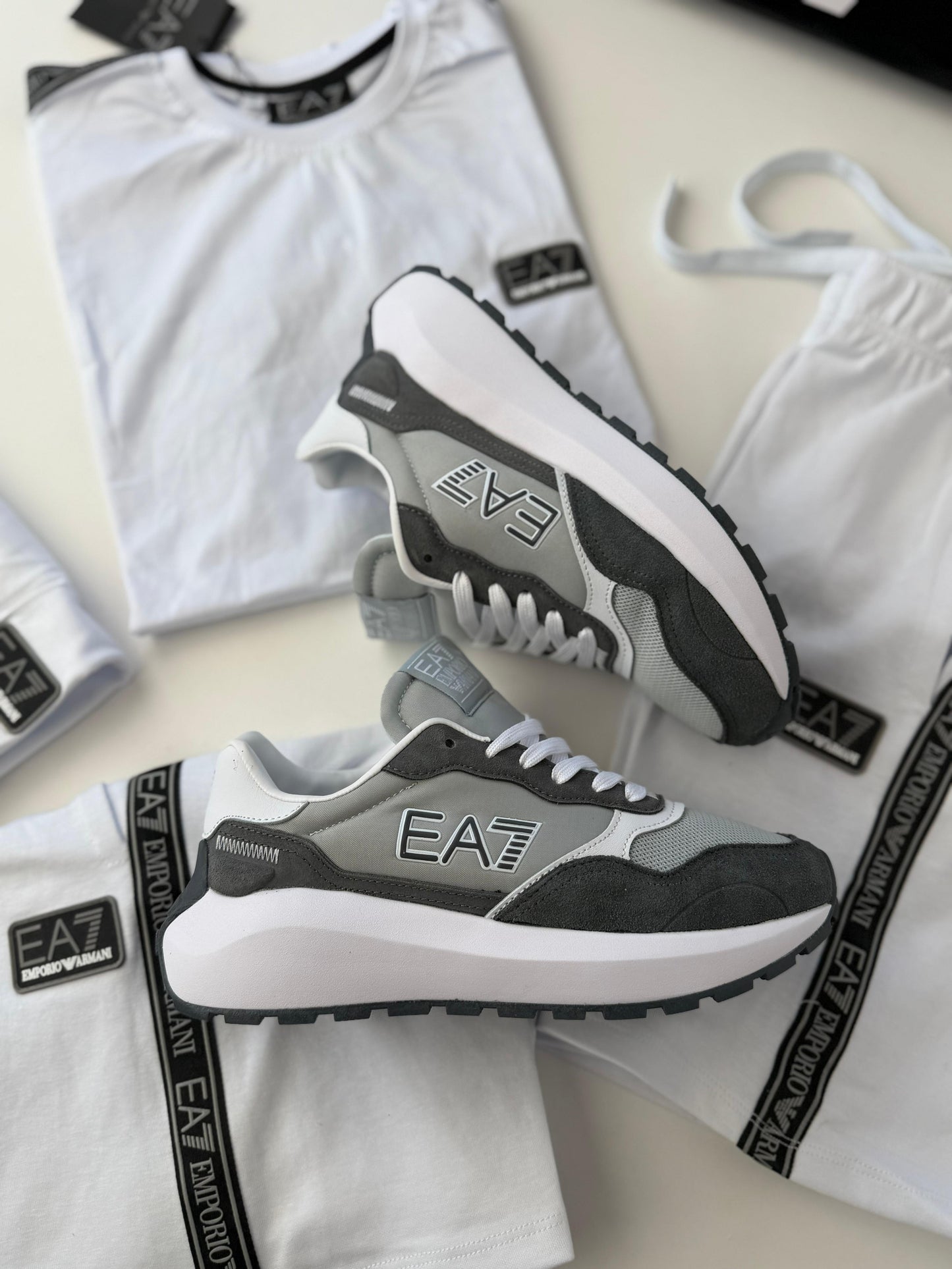 Armani grises logo negro detalles blancos