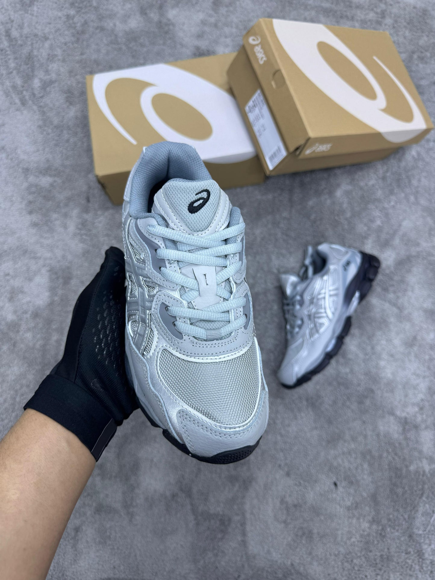 Asics GEL-NYC grises detalles negros