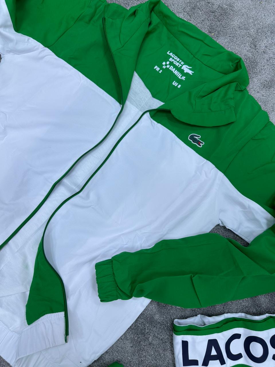Chandal LACOSTE verde y blanco logo negro en espalda
