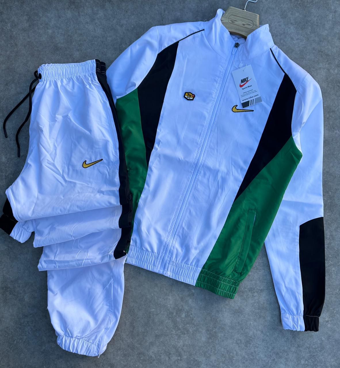 Chandal nike blanco logo amarillo contorno negro detalles verdes