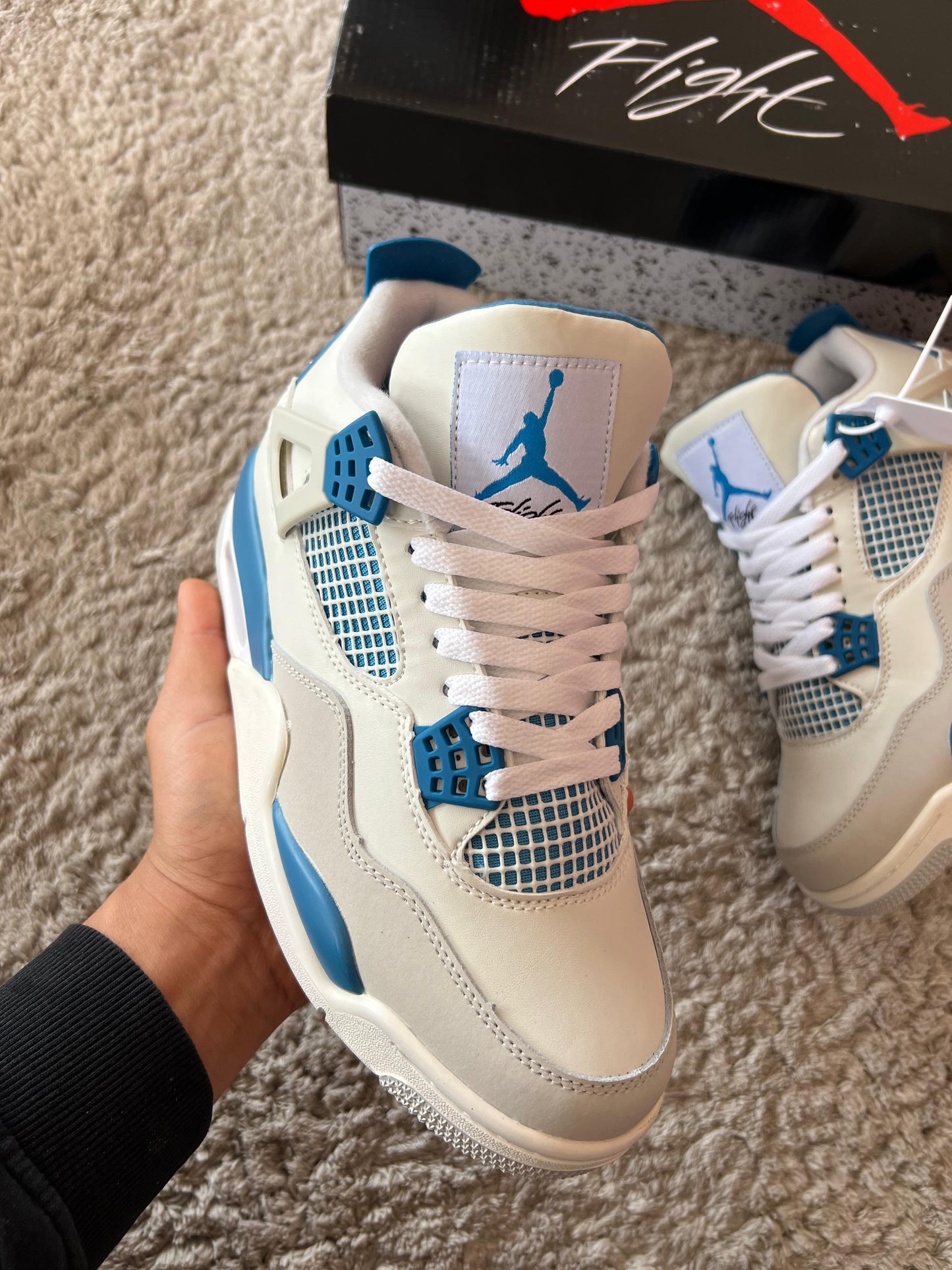 Jordan 4 blancas logo azul