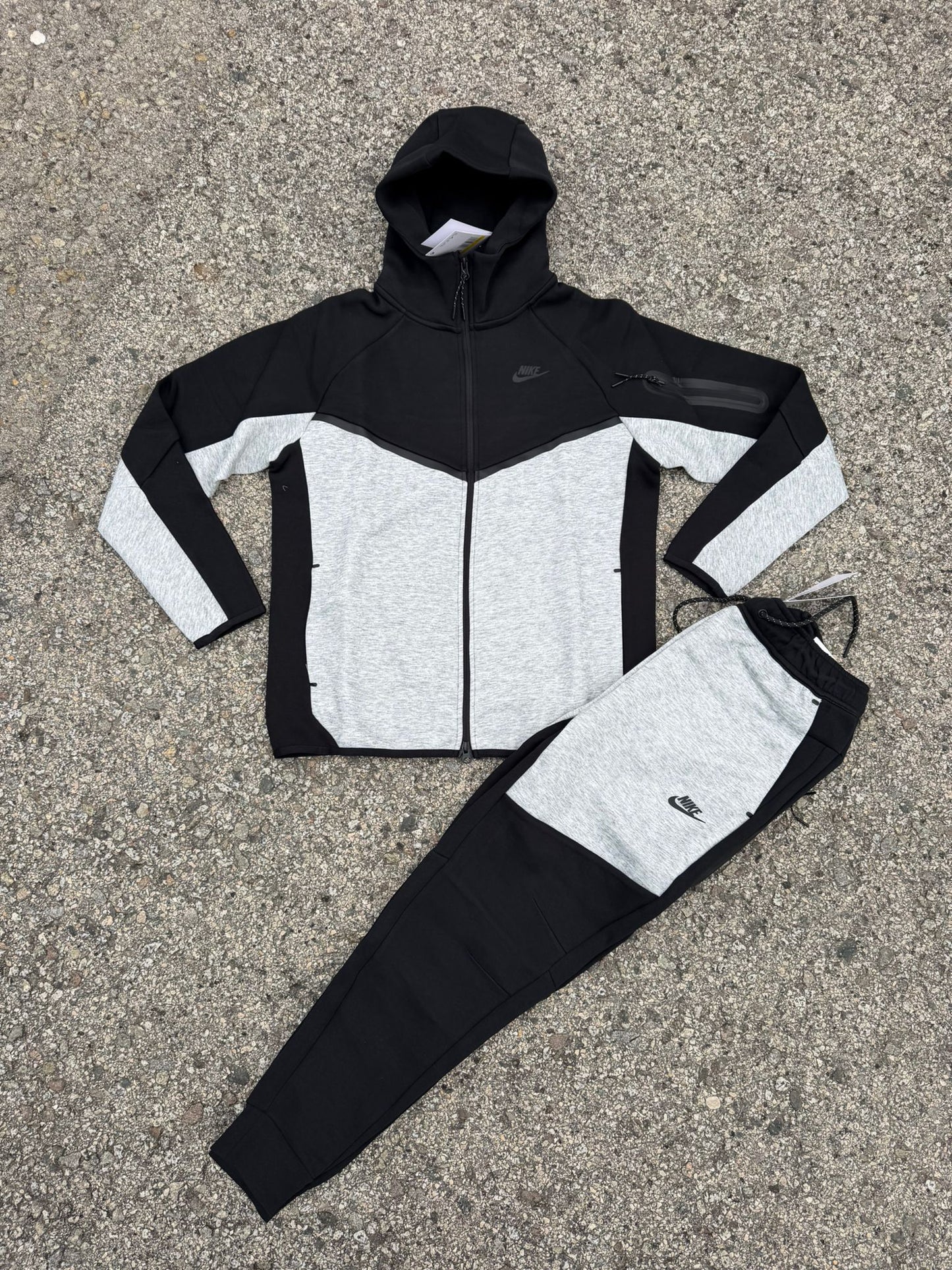 Nike tech negro y blanco logo negro