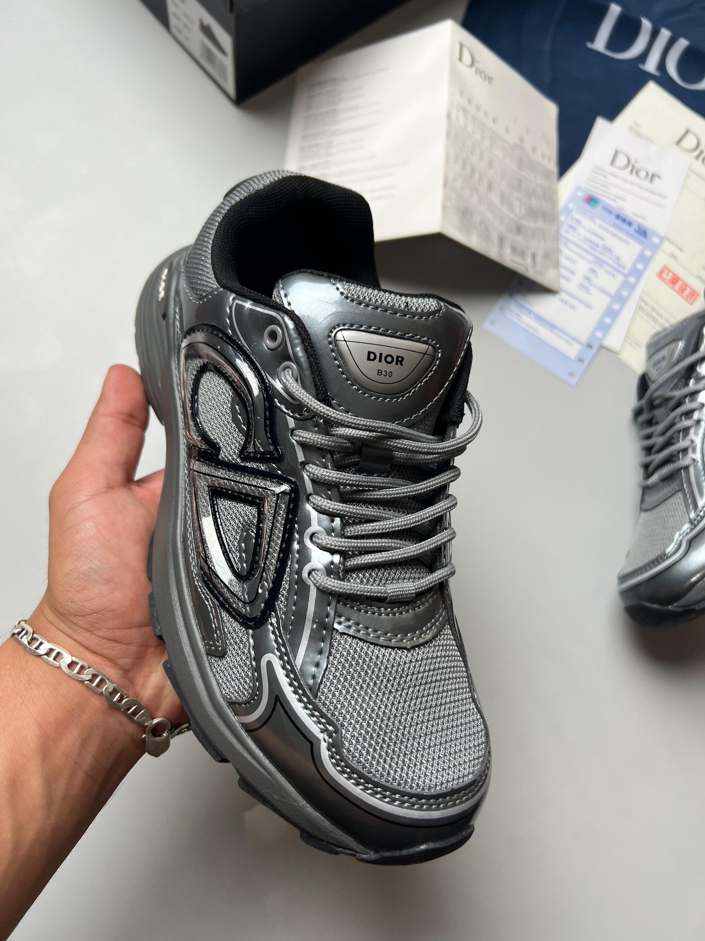 Dior B30 grises logo gris detalles negros