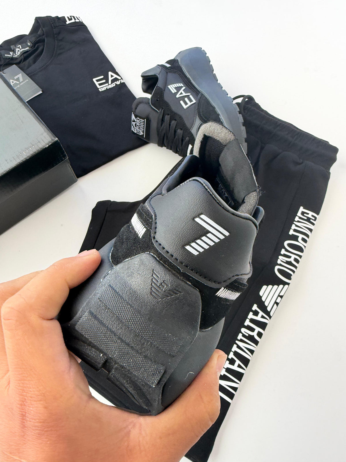 Armani negras logo blanco