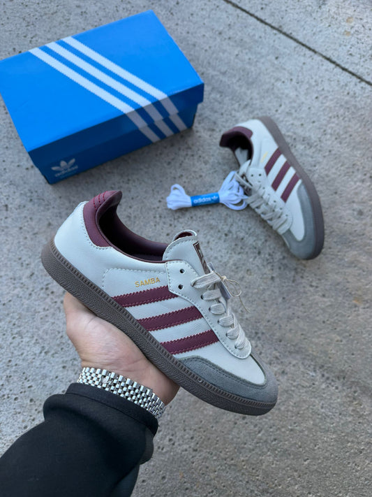 Adidas samba logo dorado lineas burdeos detalles grises