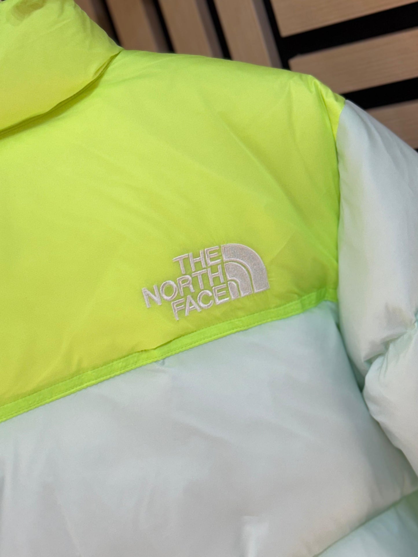 CHAQUETA NORTH FACE azul claro y verde fluor