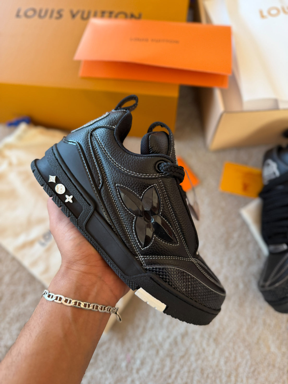 LV Skate negras detalles blancas