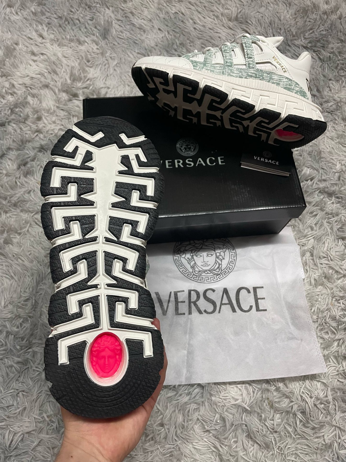 Versace chain blancas detallles verdes