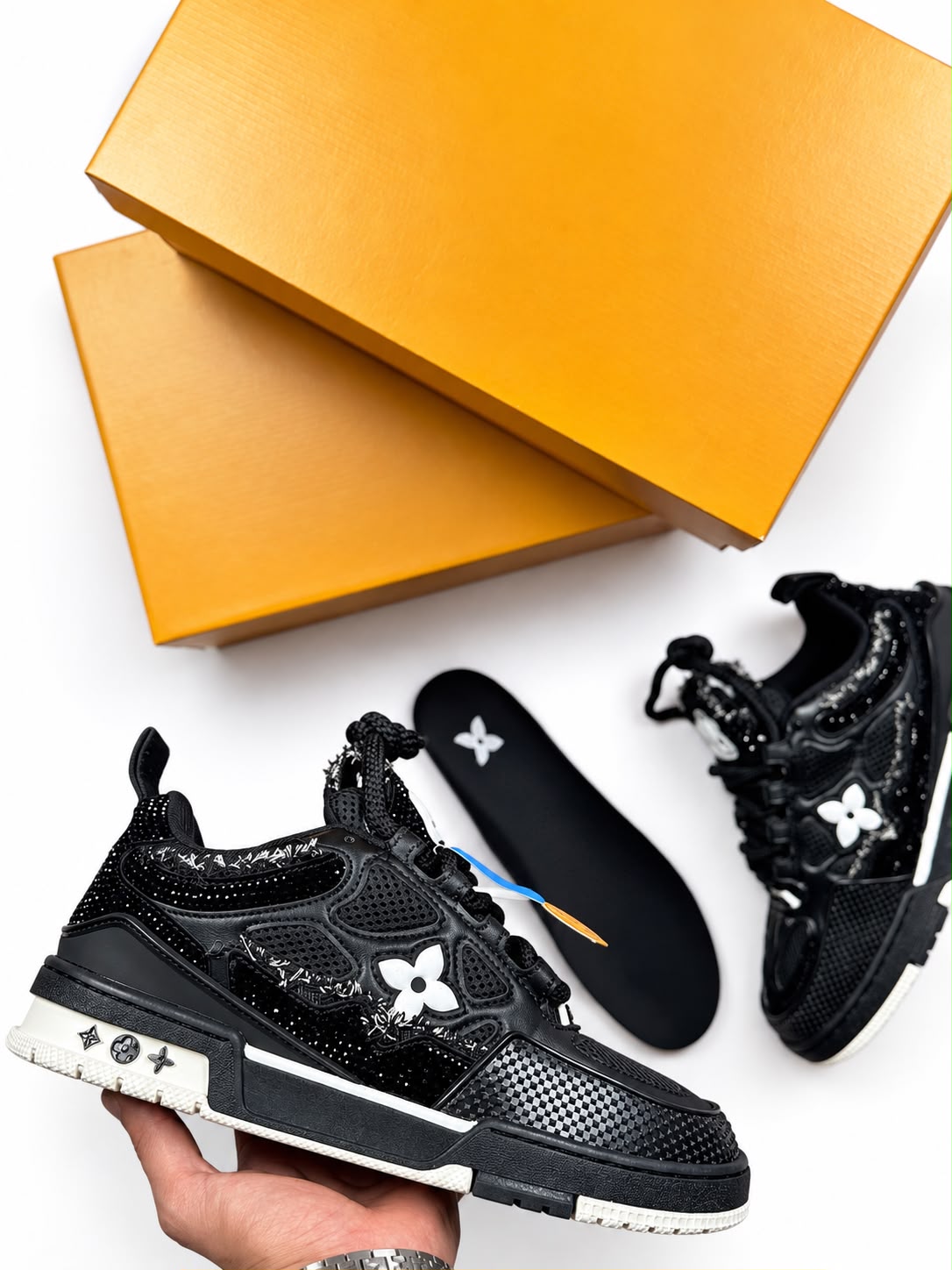 LV skate negras logo blanco brillantes