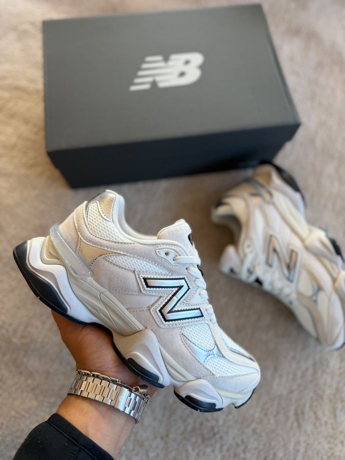 New Balance 9060 crema logo plateado
