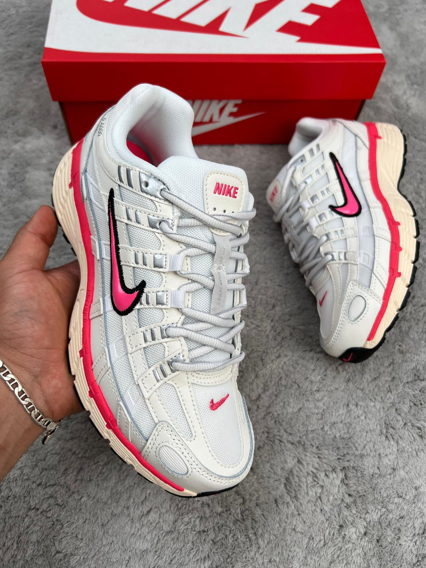 Nike P-6000 blancas logo rosa contorno negro