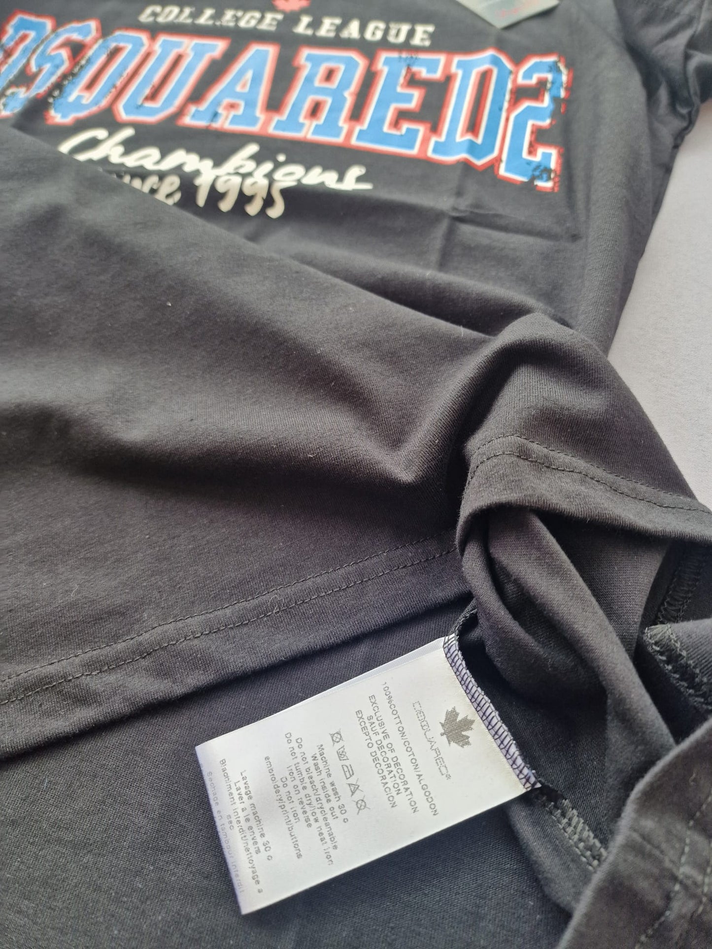 Camiseta DSQUARED2 negra logo azul contorno rojo