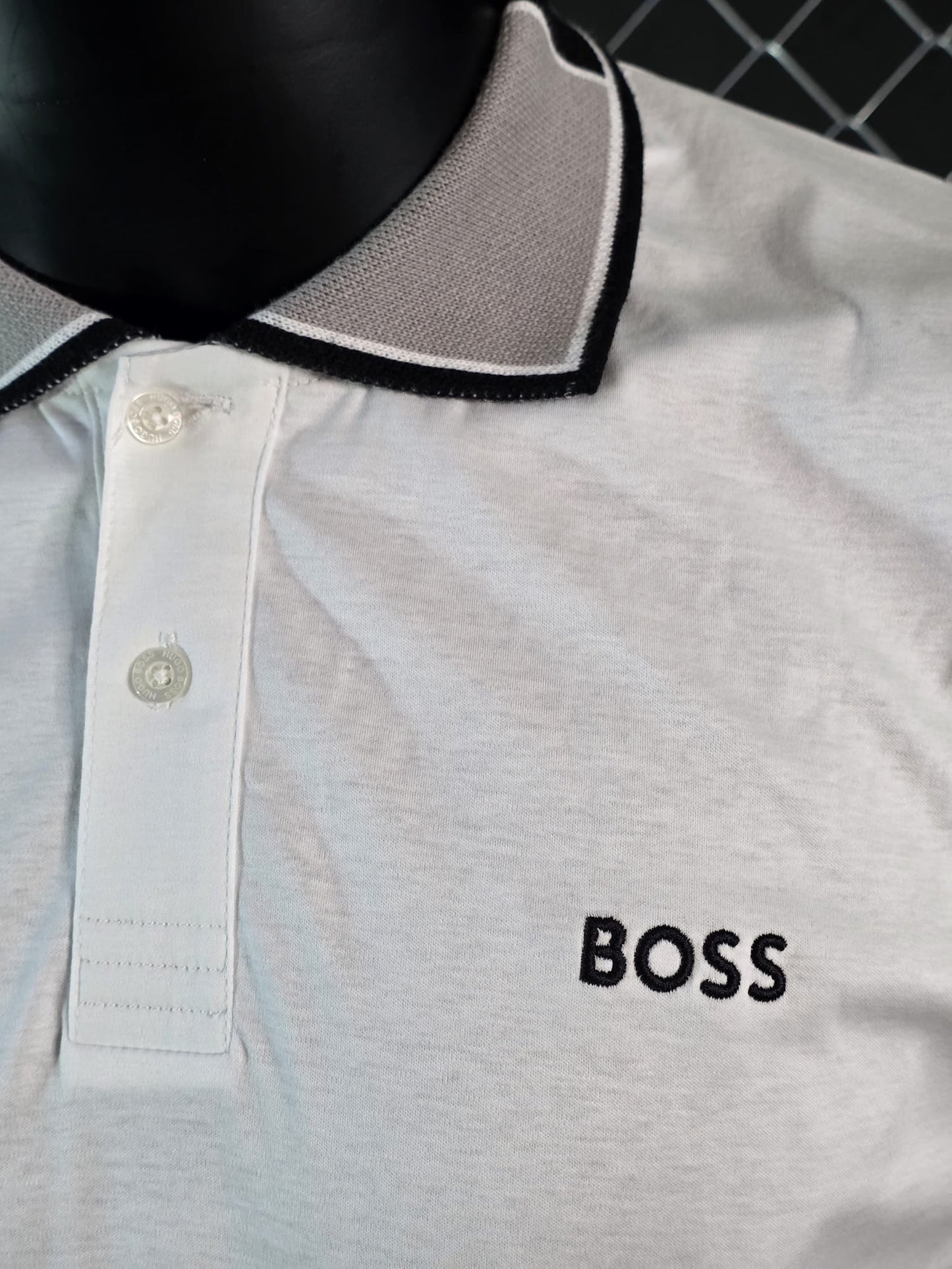 Polo Hugo Boss blanco detalles grises logo negro