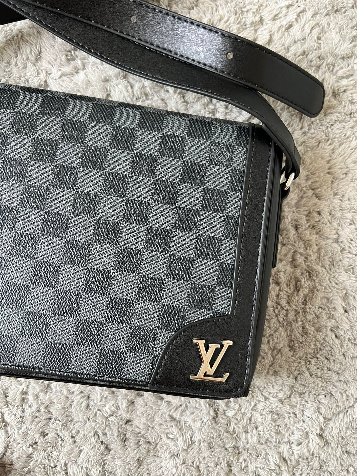 Bolso LV negro logo dorado