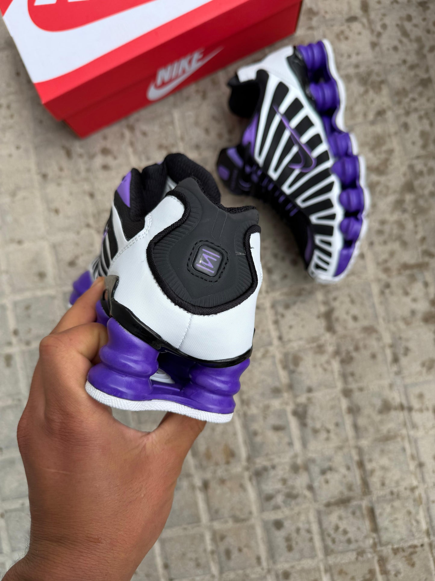 Shox negras y blancas logo negro contorno morado