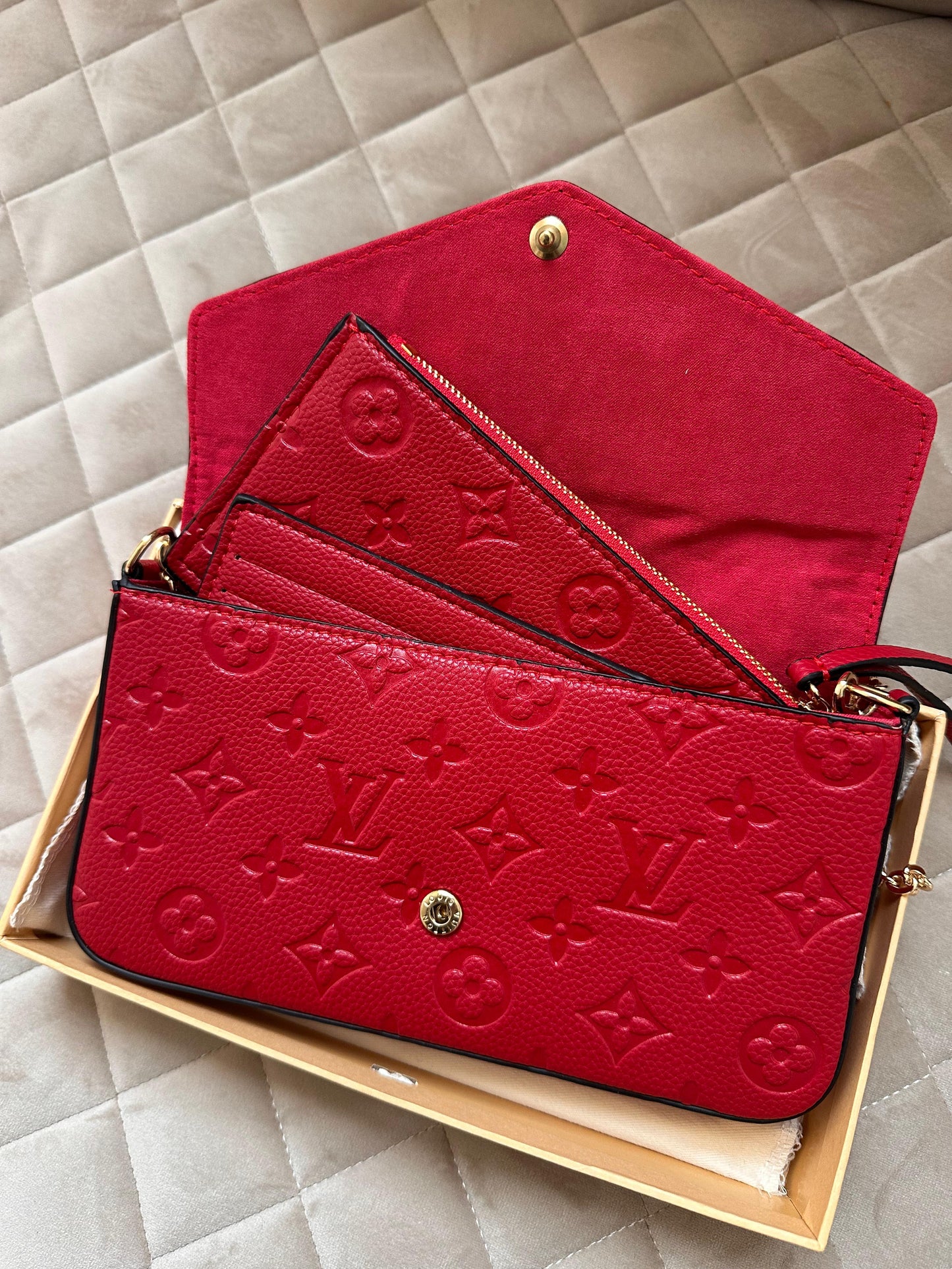 Bolso LV rojo logo dorado Pochette Félicie