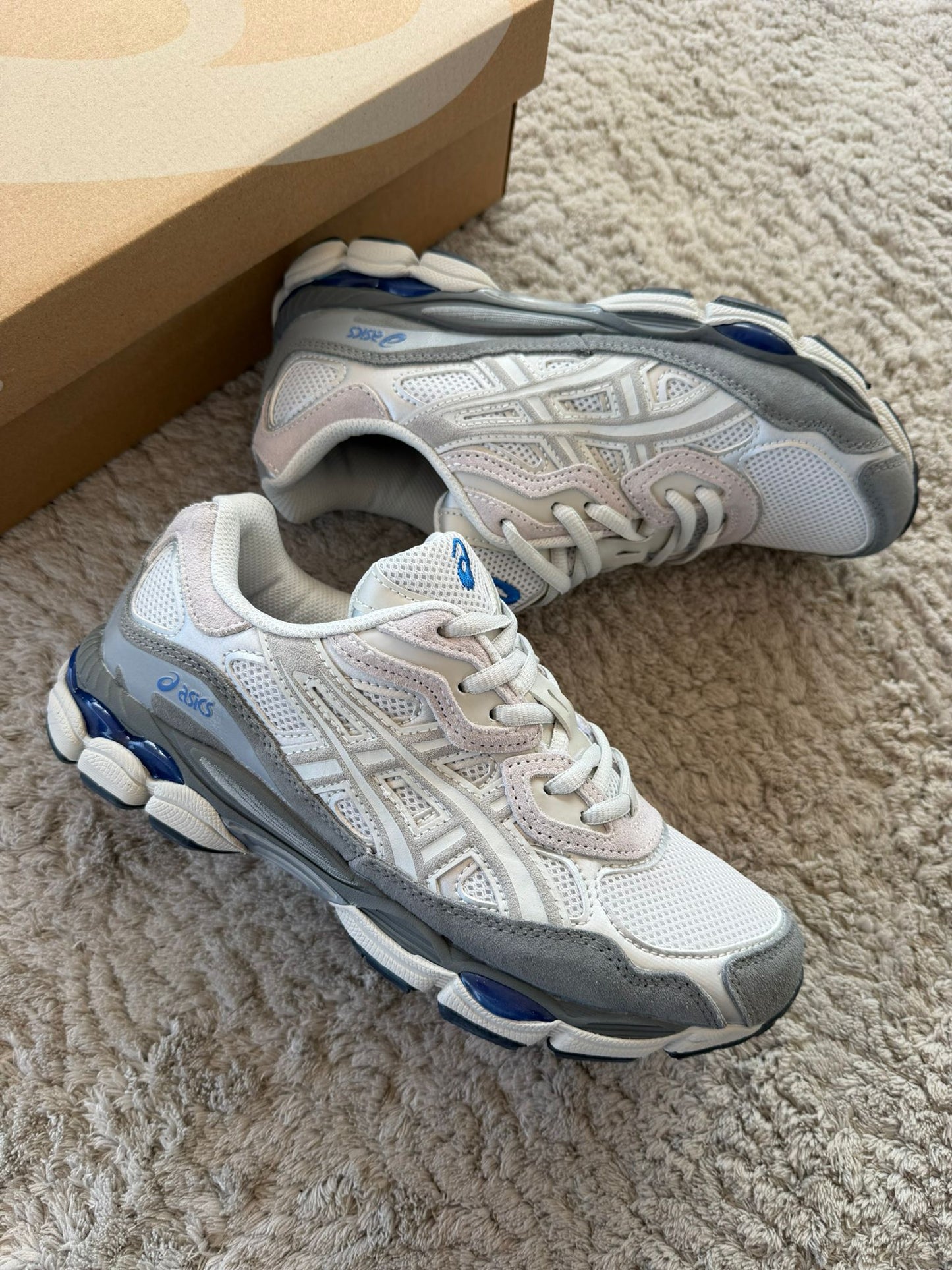 ASICS GEL-NYC beige y gris logo azul