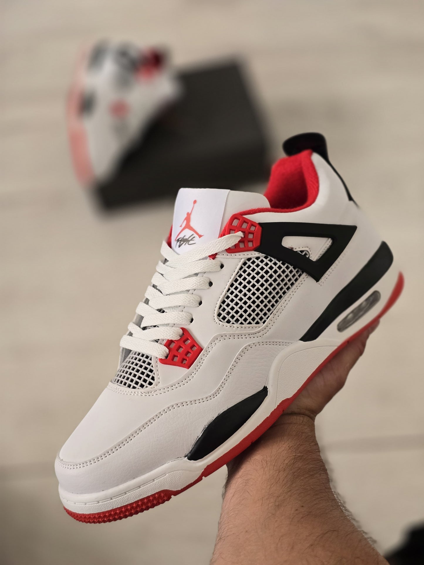 Jordan 4 blanca negra y roja