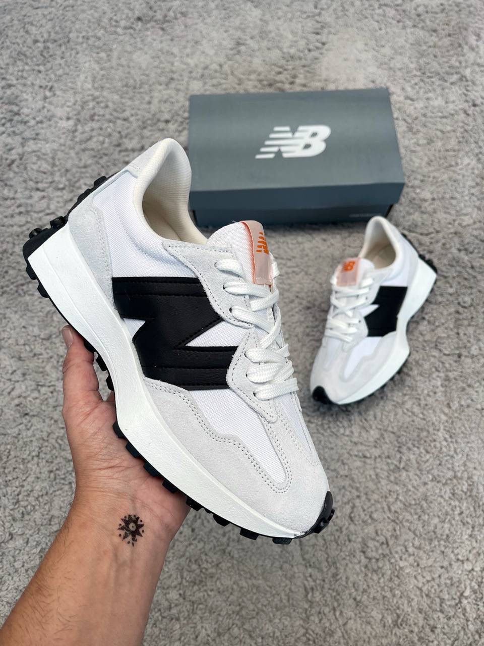 NEW BALANCE 327 blancas logo negro