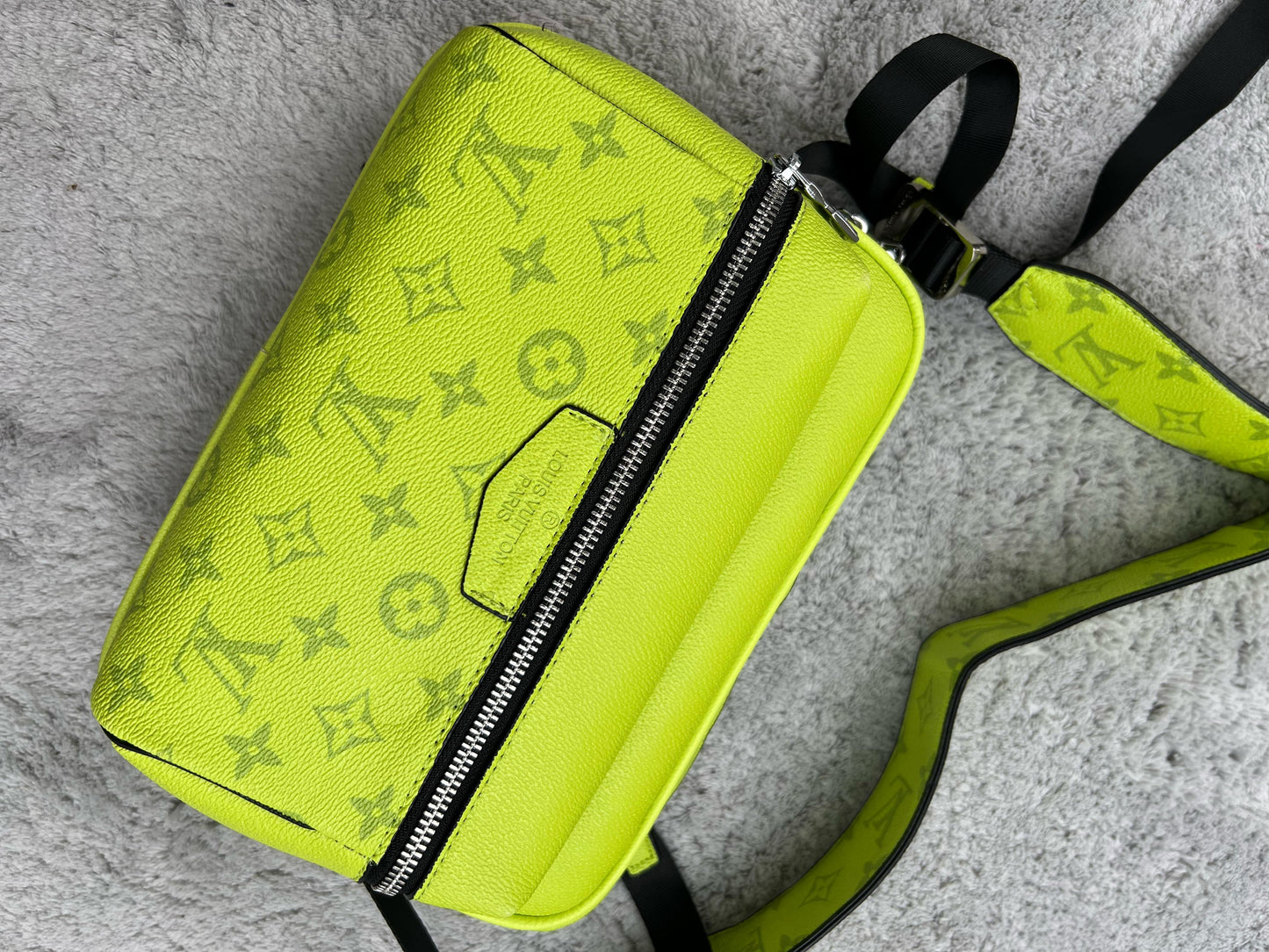 BANDOLERA LV amarillo logos