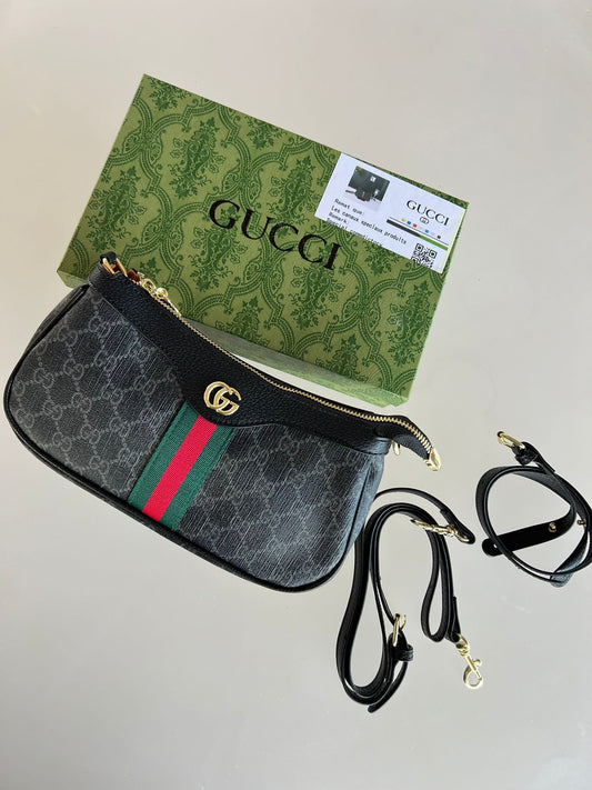 Bolso Gucci negro detalles verdes y rojos logo dorado