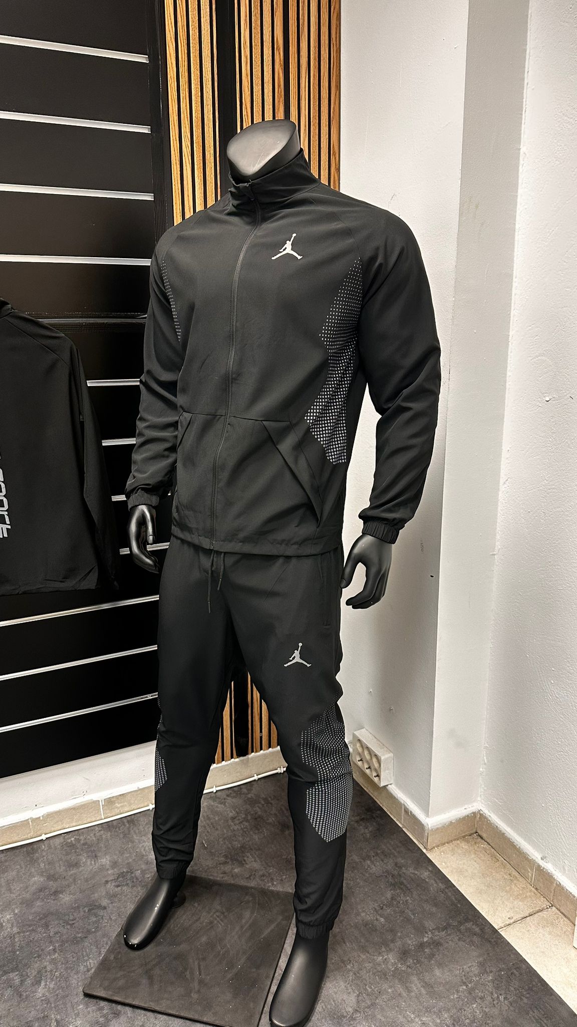 Chandal jordan negro logo blanco