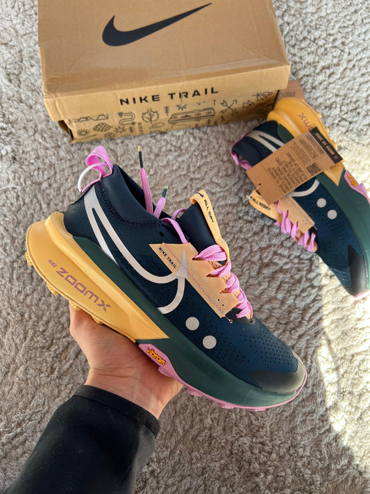 Nike ZOOMX ZEGAMA TRAIL 2 verde oscuro detalles rosas y naranjas