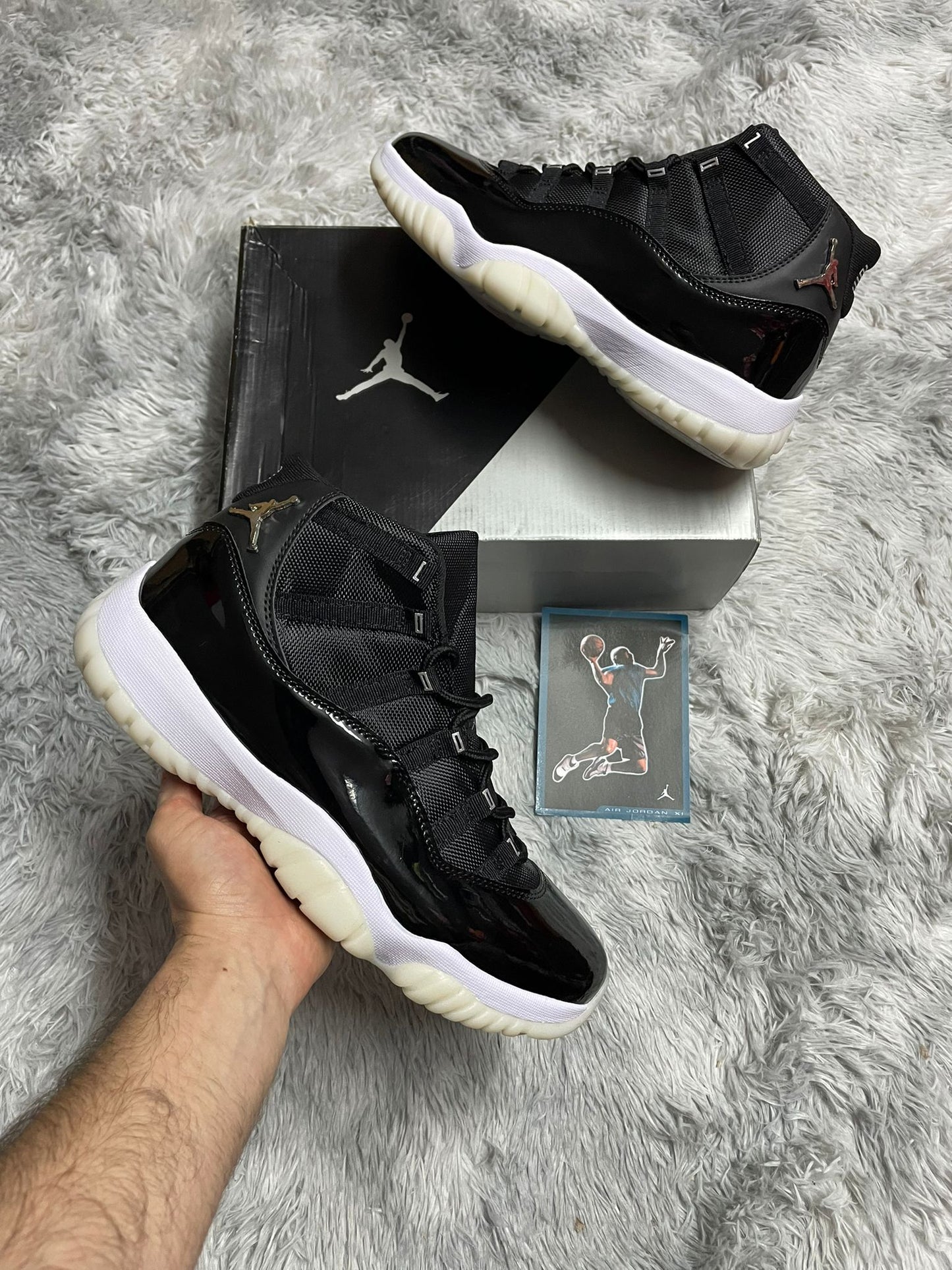 JORDAN 11 Negras y blancas logo dorado