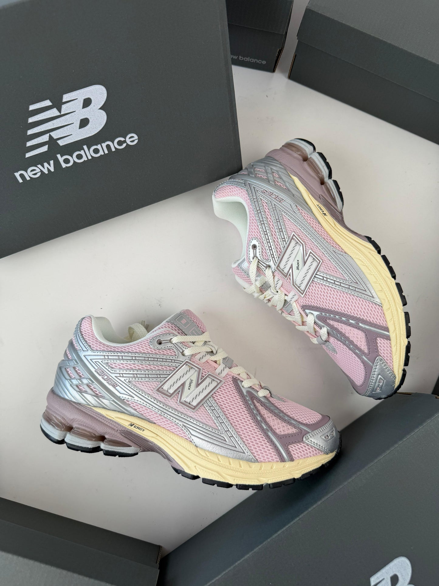New Balance 1906R rosas logo blanco detalles grises