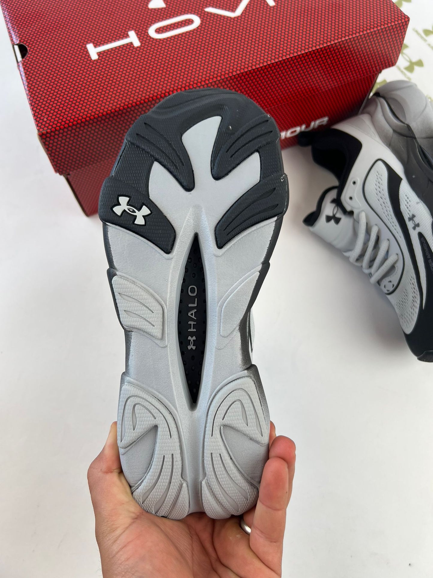UNDER ARMOUR UA HOVER REACTOR grises detalles negros