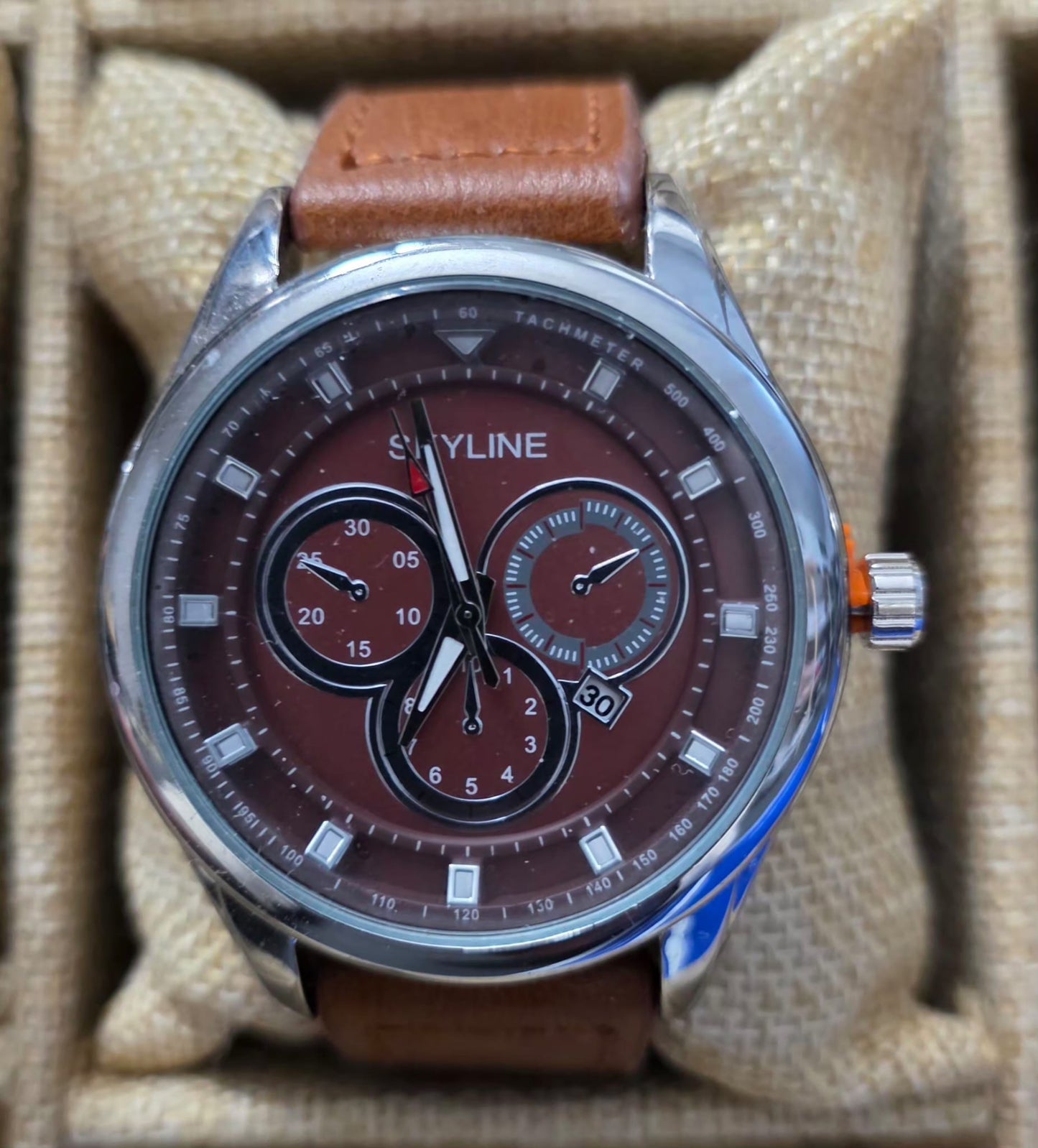 Reloj skyline marron detalles negros