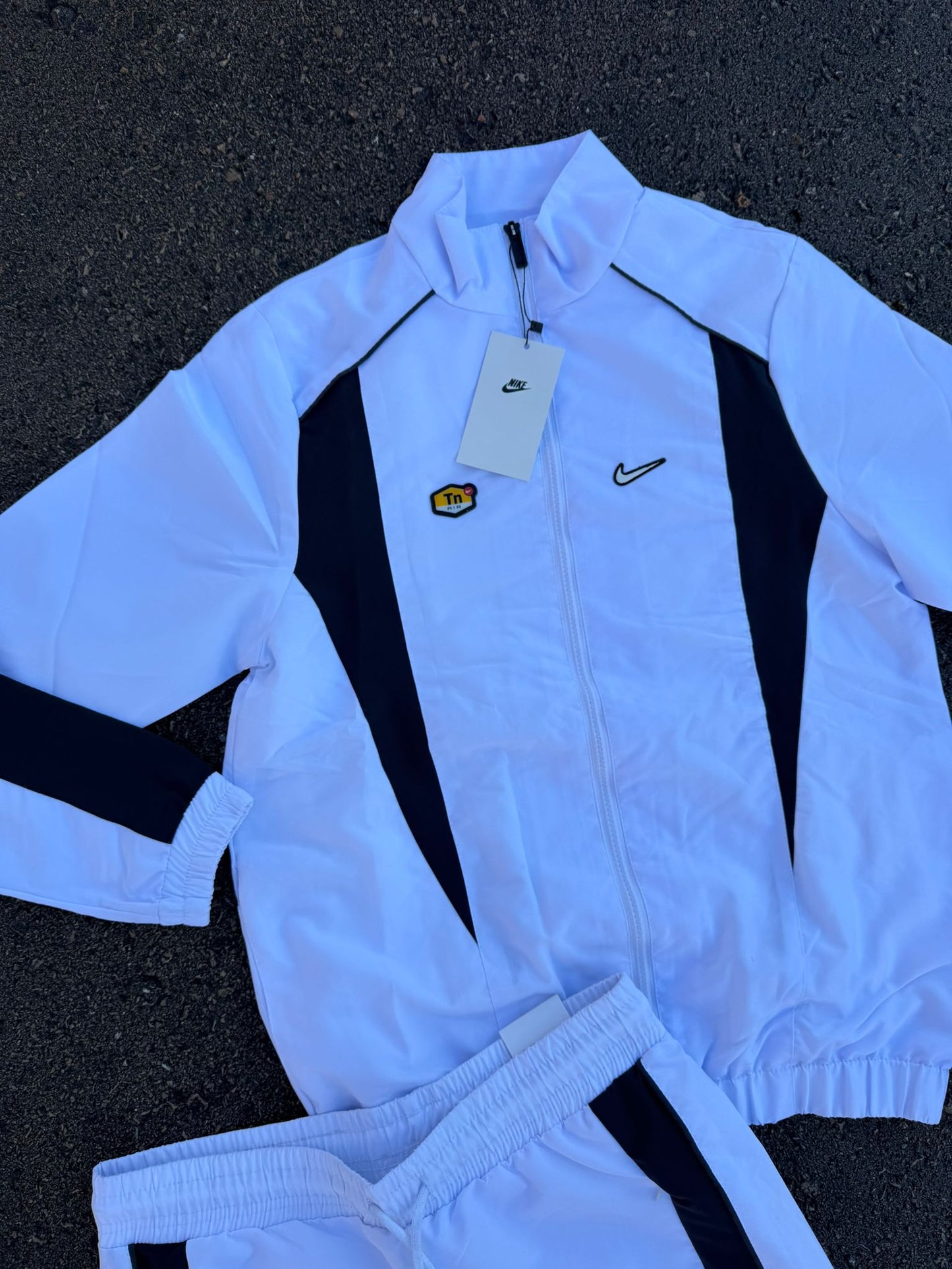 Chandal nike blanco y negro logo blanco contorno negro