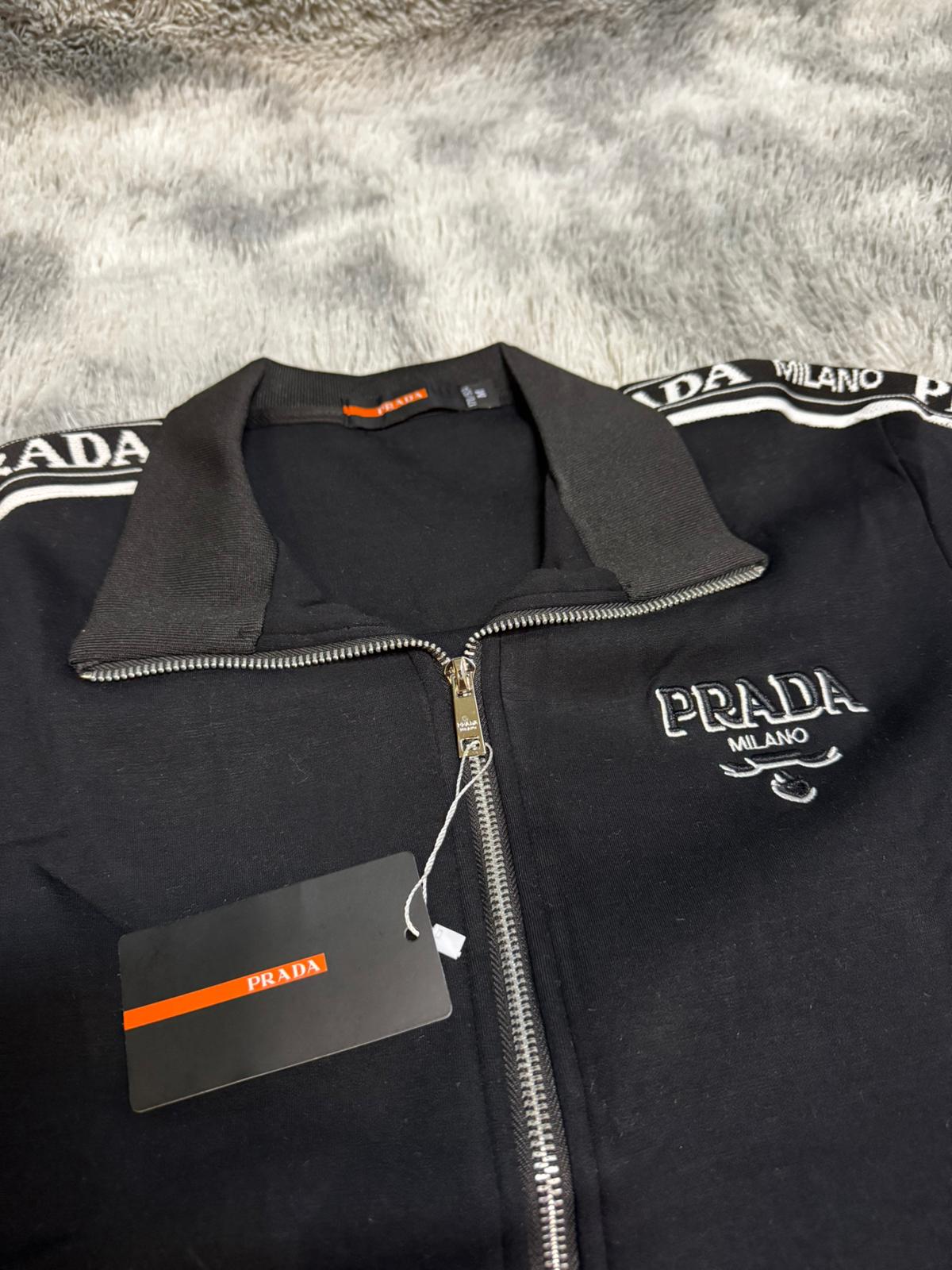 Chandal Prada negro logo blanco detalles laterales
