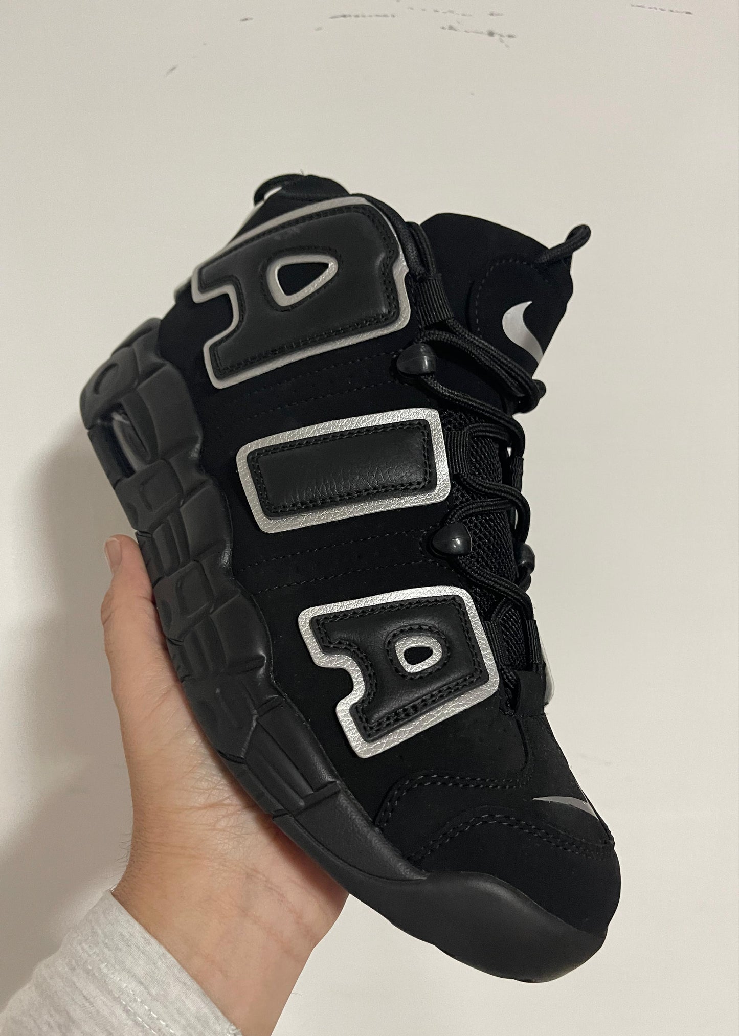 UPTEMPO NEGRAS LOGO BLANCO