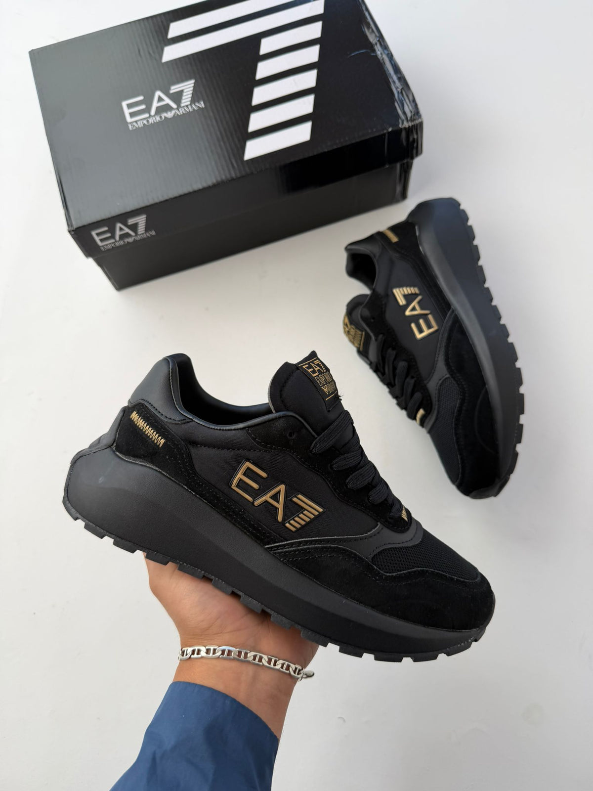 Armani negras logo dorado