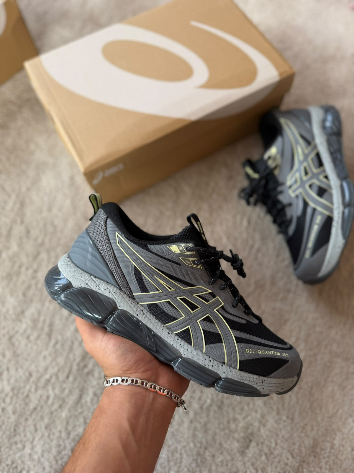 ASICS QUANTUM 360 grises contorno amarillo