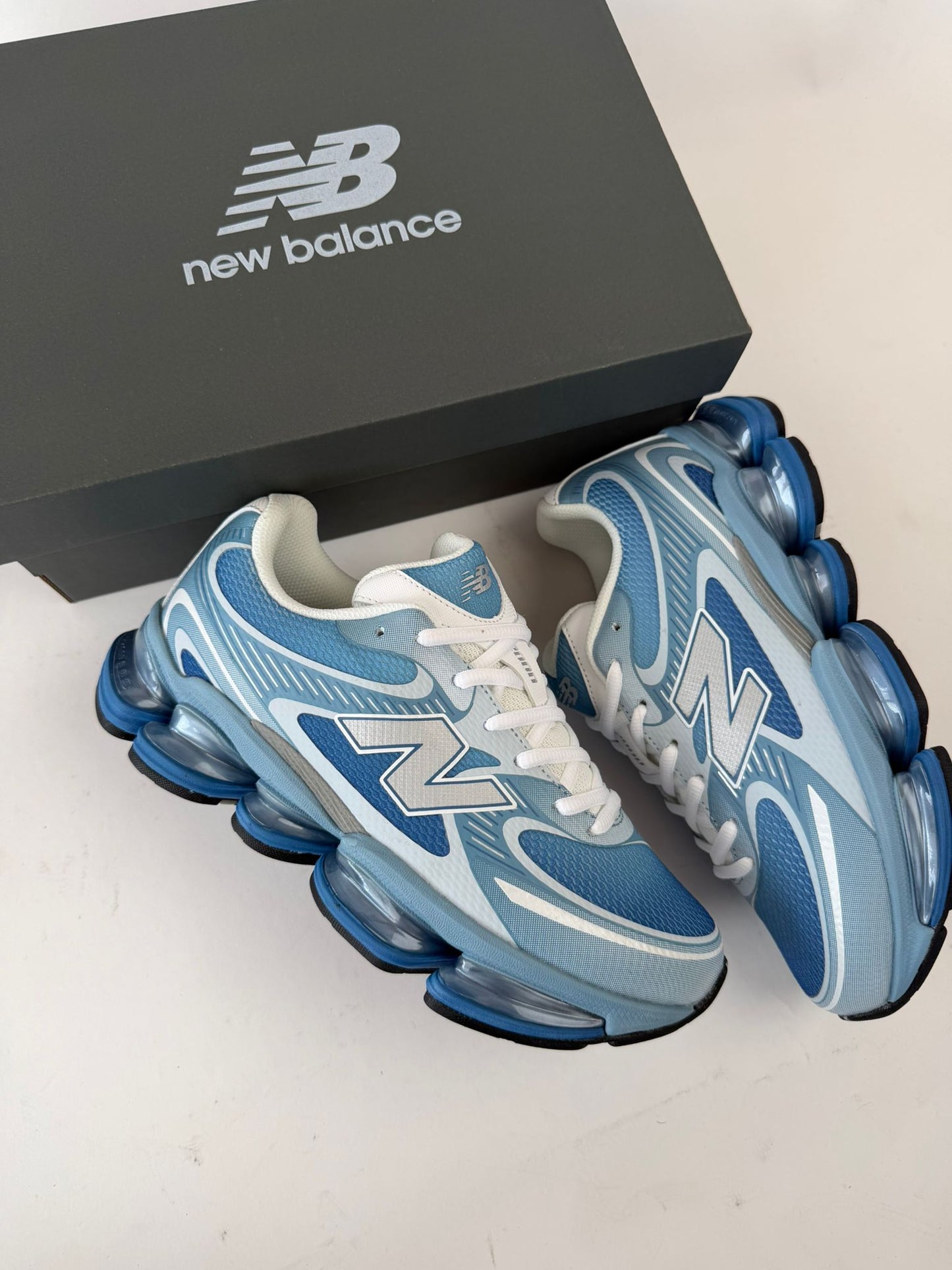 New Balance 2000 azules detalles grises y blancos