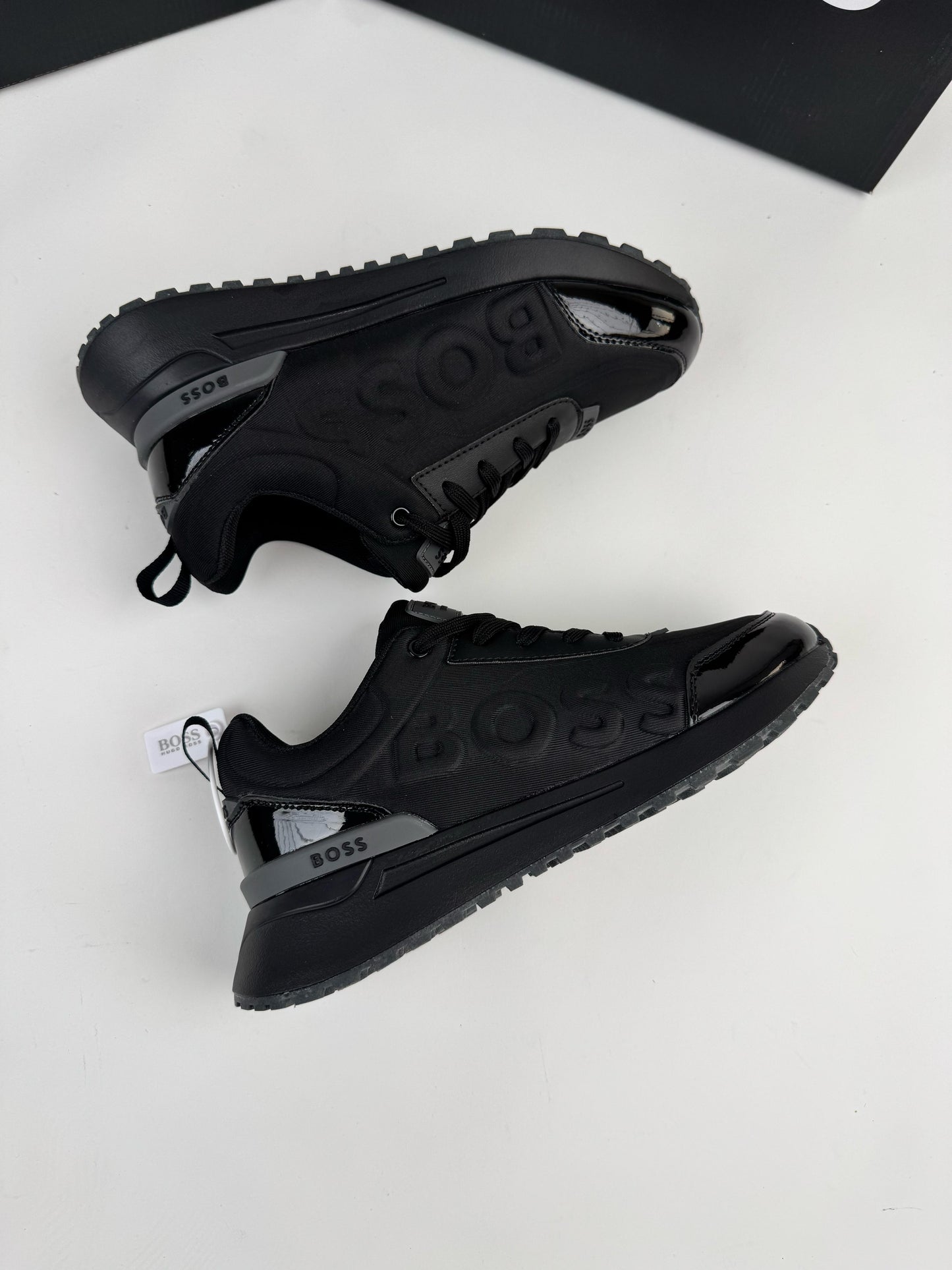 Hugo Boss negras detalles grises