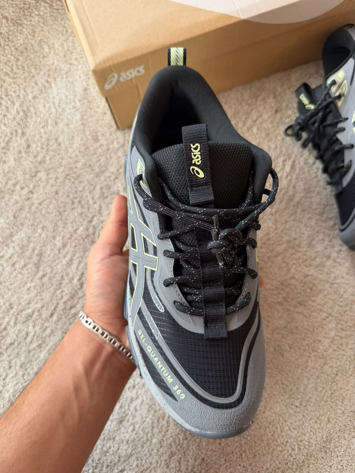 ASICS QUANTUM 360 grises contorno amarillo